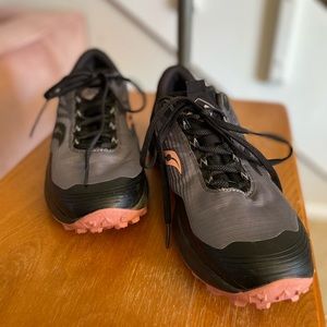 Black & pink Saucony tennis shoes